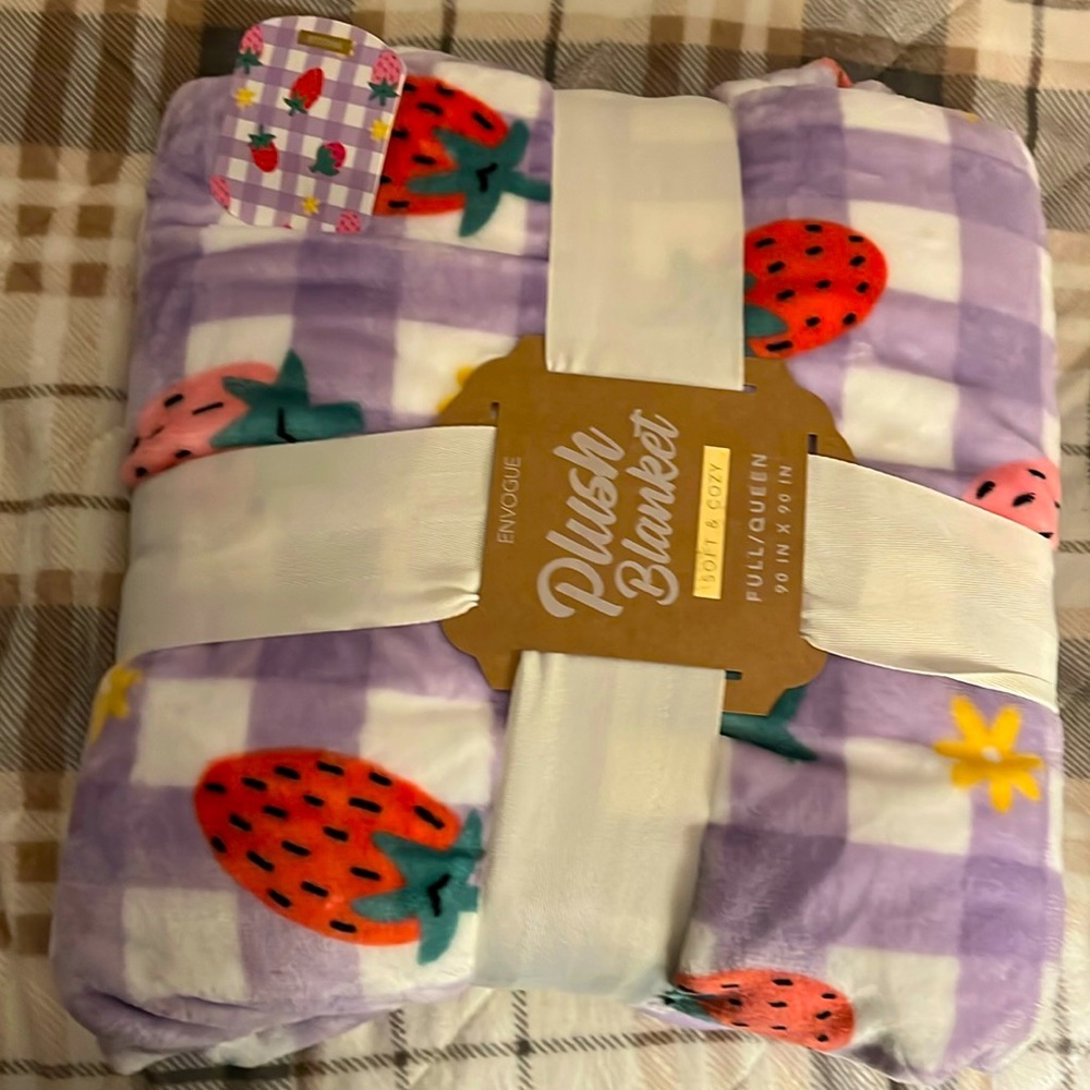 NEW!! Strawberry super soft queen size blanket! Viral! BN with tags